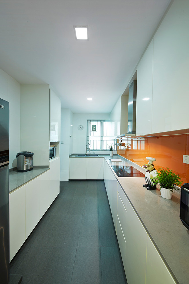 Kleine Moderne Küche in L-Form mit Vorratsschrank, flächenbündigen Schrankfronten, beigen Schränken, Marmor-Arbeitsplatte, Küchenrückwand in Orange und zwei Kücheninseln in Singapur