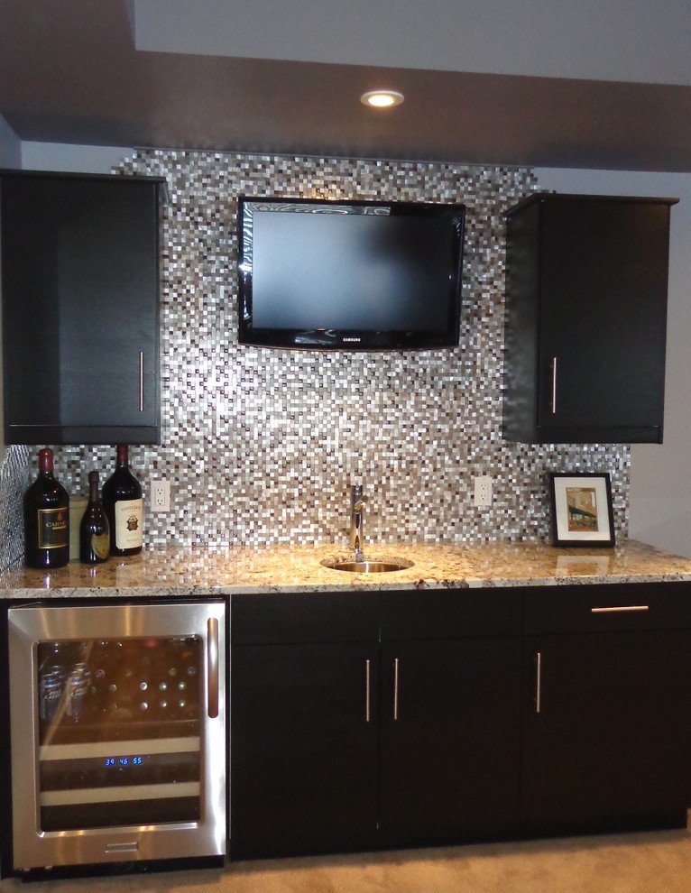 Design ideas for a contemporary kitchen/diner in Miami with metal splashback.