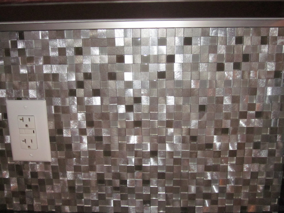 Foto di una cucina abitabile design con paraspruzzi con piastrelle di metallo