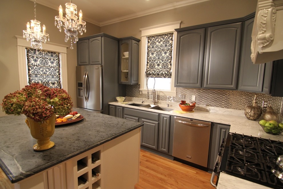 Immagine di una cucina abitabile minimal con paraspruzzi con piastrelle di metallo