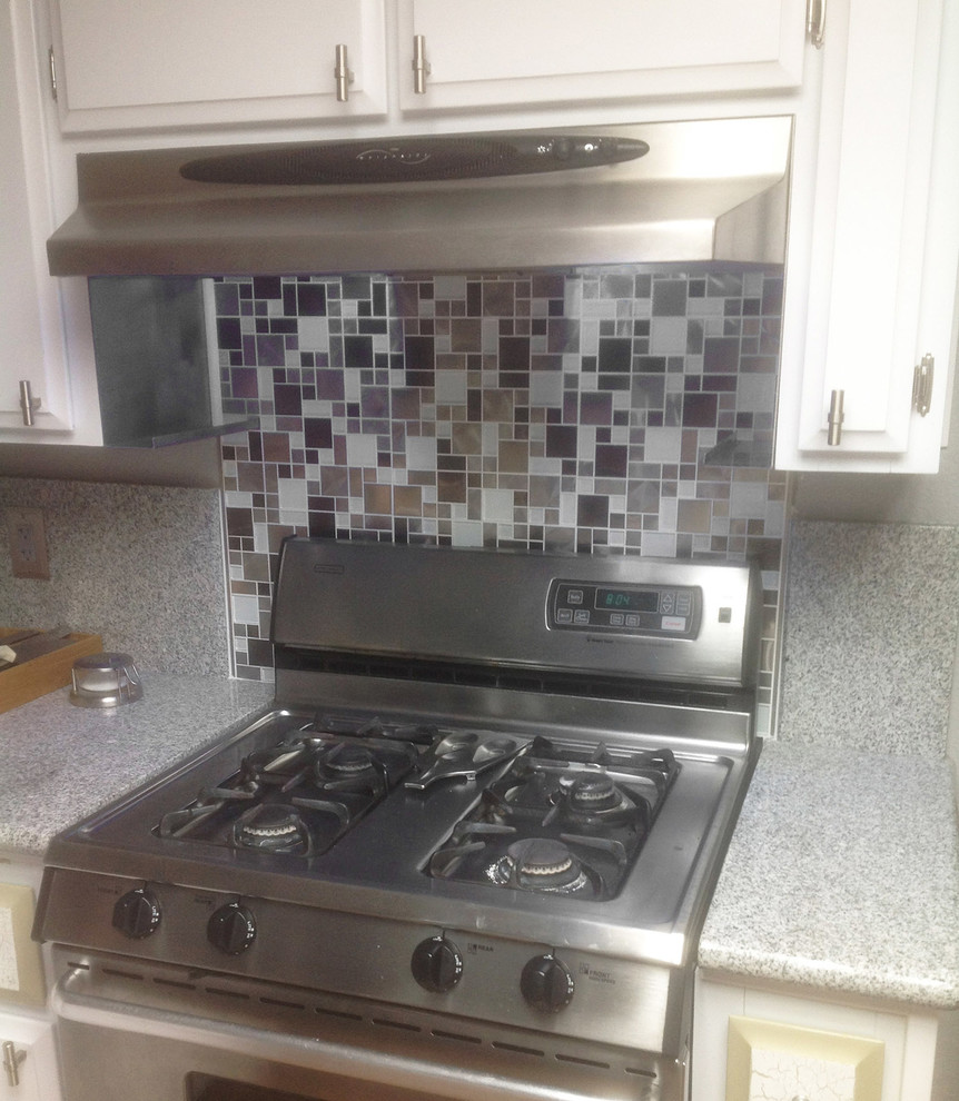 Photo of a contemporary kitchen/diner in Sacramento with metal splashback.