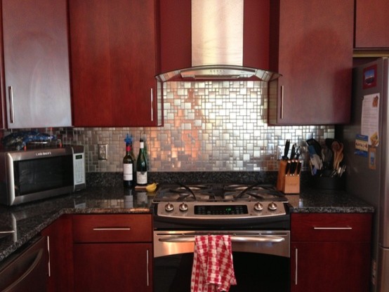 Inspiration for a contemporary kitchen/diner in Miami with metal splashback.