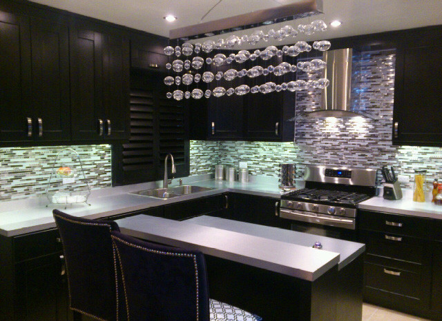 Ispirazione per una cucina abitabile design con paraspruzzi con piastrelle di metallo