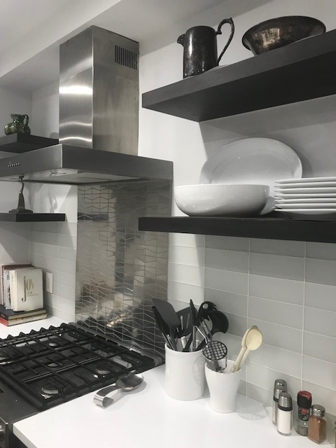 Moderne Küche mit Rückwand aus Metallfliesen in New York