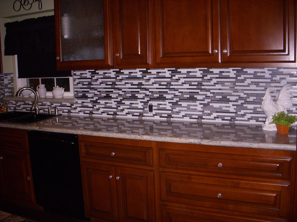 Exempel på ett modernt kök och matrum, med stänkskydd i metallkakel