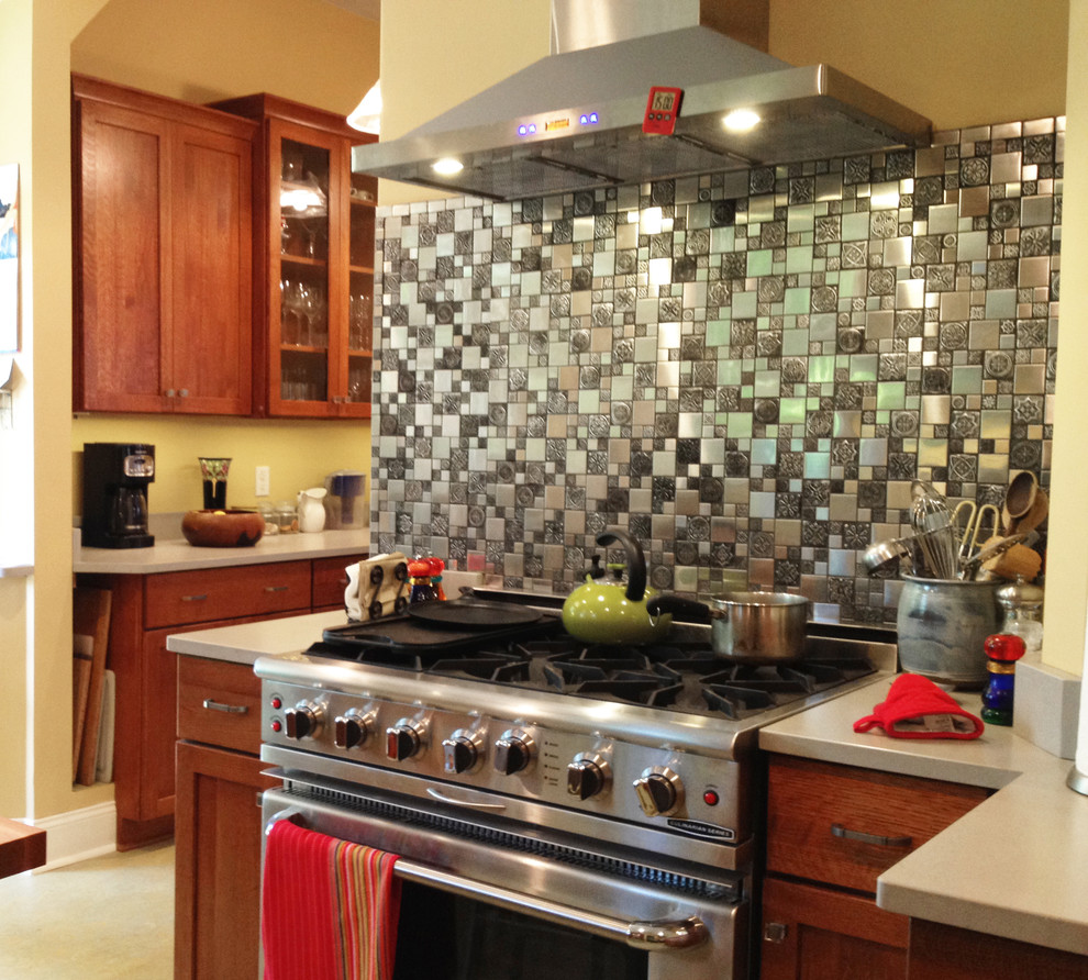 Mediterrane Küche mit Rückwand aus Metallfliesen in Philadelphia