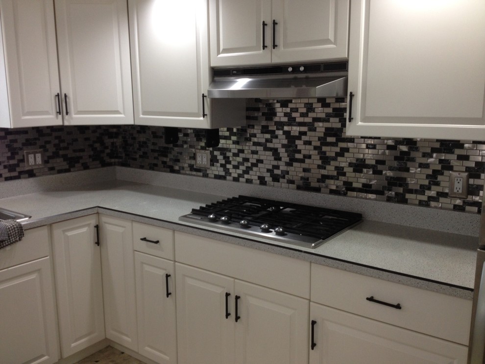 Inspiration for a contemporary eat-in kitchen remodel in Miami with glass tile backsplash