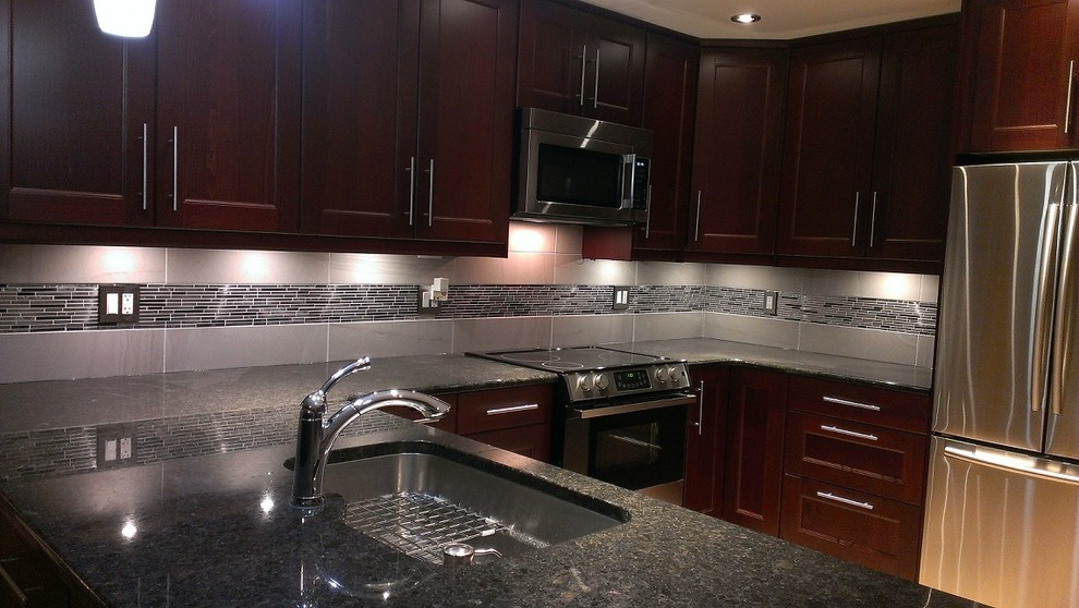 Immagine di una cucina abitabile minimalista con paraspruzzi multicolore e paraspruzzi con piastrelle di metallo