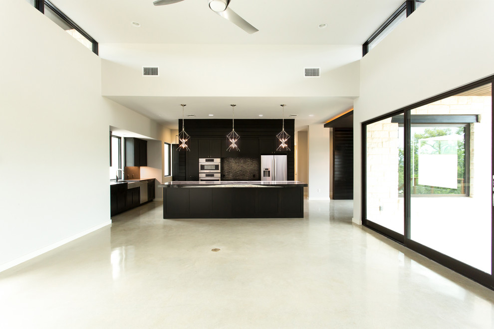 Inspiration för ett stort funkis kök, med en rustik diskho, skåp i shakerstil, svarta skåp, stänkskydd med metallisk yta, rostfria vitvaror, betonggolv och en köksö