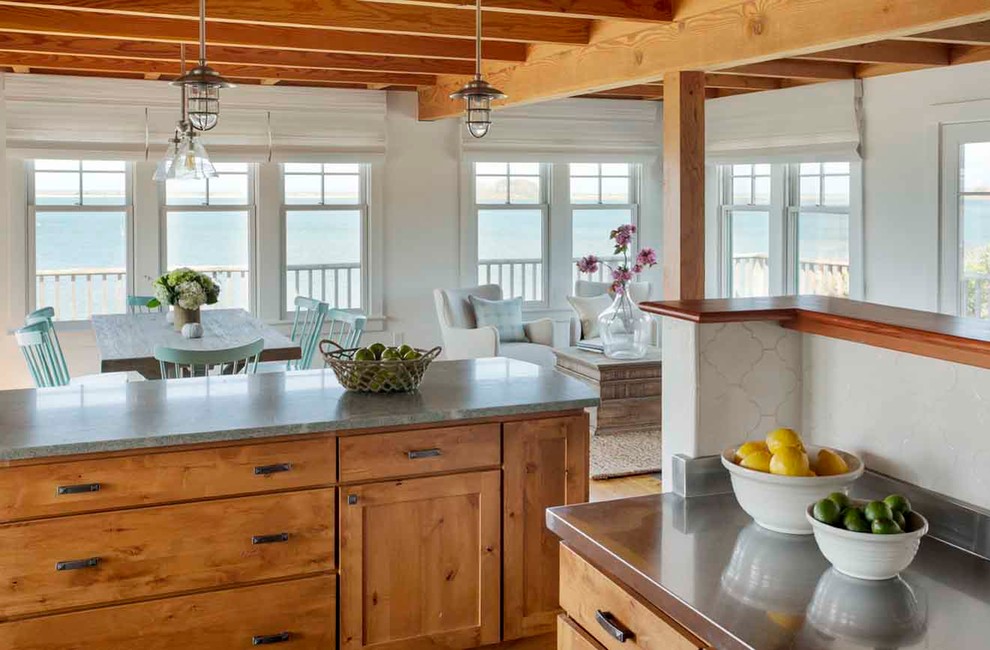 Cette photo montre une cuisine américaine parallèle bord de mer avec un plan de travail en inox, une crédence blanche, une crédence en mosaïque et 2 îlots.