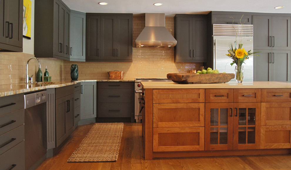 Foto di una cucina minimal con ante in stile shaker, top in granito, paraspruzzi beige, paraspruzzi con piastrelle diamantate e elettrodomestici in acciaio inossidabile