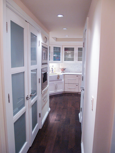 Inredning av ett modernt mellanstort kök med öppen planlösning, med en rustik diskho, luckor med glaspanel, vita skåp, bänkskiva i koppar, grått stänkskydd, stänkskydd i marmor, rostfria vitvaror och en halv köksö