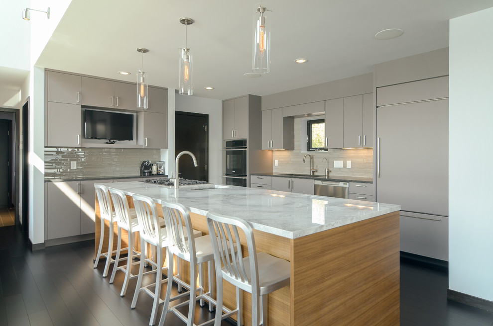 Zweizeilige Moderne Küchenbar mit flächenbündigen Schrankfronten, grauen Schränken, Küchenrückwand in Beige und Elektrogeräten mit Frontblende in Minneapolis