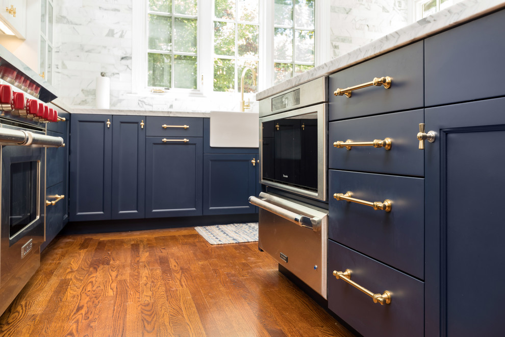 Exempel på ett mellanstort klassiskt kök, med en rustik diskho, luckor med infälld panel, blå skåp, marmorbänkskiva, grått stänkskydd, stänkskydd i marmor, rostfria vitvaror, mellanmörkt trägolv, en köksö och brunt golv