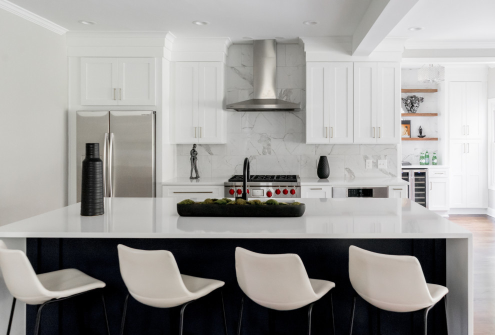 Exempel på ett stort modernt vit linjärt vitt kök med öppen planlösning, med en undermonterad diskho, skåp i shakerstil, vita skåp, bänkskiva i kvarts, flerfärgad stänkskydd, stänkskydd i porslinskakel, rostfria vitvaror, mellanmörkt trägolv, en köksö och brunt golv