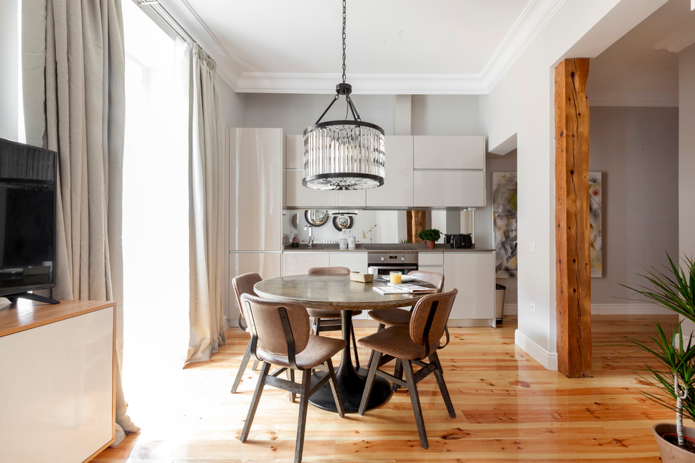Idéer för att renovera ett mellanstort funkis linjärt kök och matrum, med släta luckor, vita skåp, spegel som stänkskydd, rostfria vitvaror, mellanmörkt trägolv och brunt golv