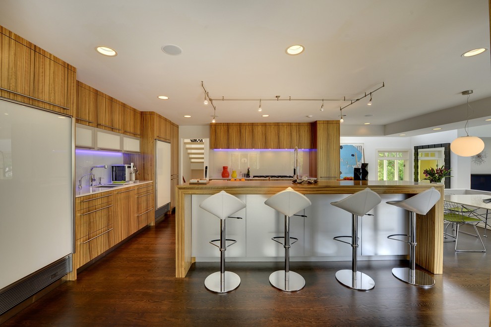 Imagen de cocina comedor actual con encimera de madera, armarios con paneles lisos, puertas de armario de madera oscura, salpicadero blanco, electrodomésticos blancos y cortinas