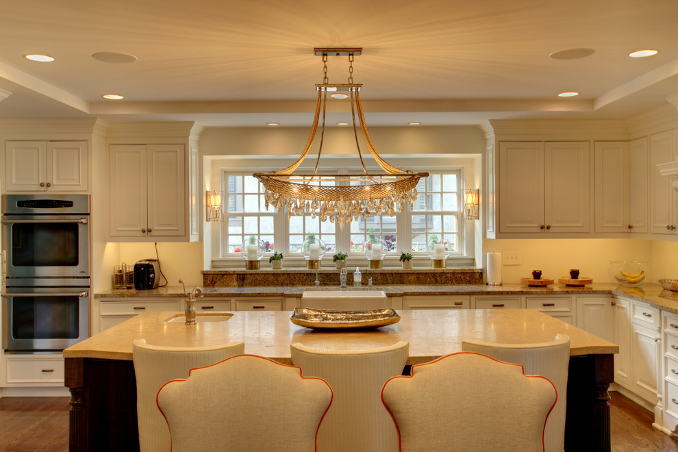 Foto di un cucina con isola centrale design con parquet chiaro