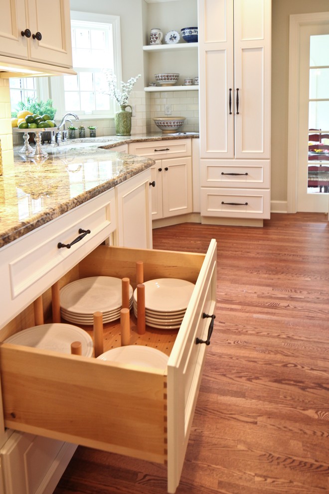 Example of a classic kitchen design in Minneapolis