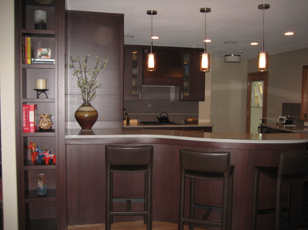 Modern inredning av ett mellanstort kök och matrum, med en rustik diskho, släta luckor, skåp i mörkt trä, rostfria vitvaror och en halv köksö