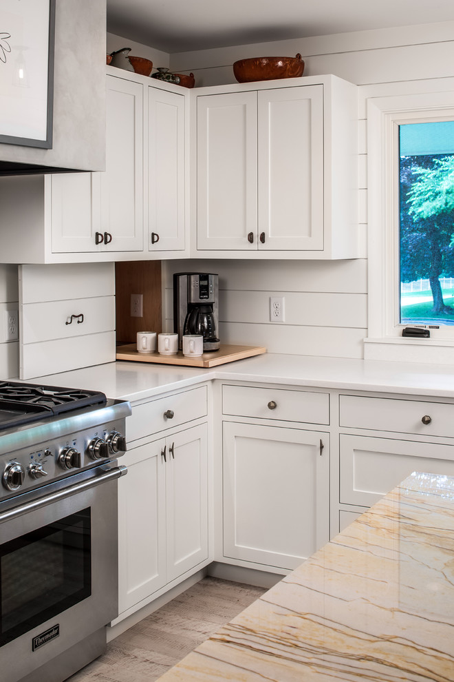 Stilmix Küche in U-Form mit Landhausspüle, Küchengeräten aus Edelstahl und Vinylboden in Minneapolis