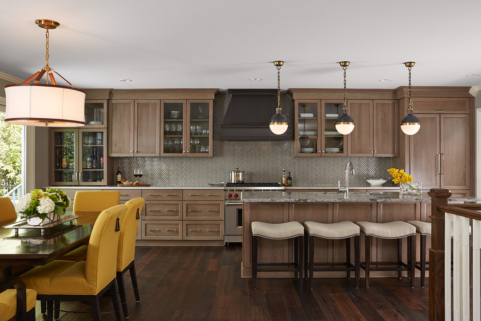 Klassische Wohnküche mit Glasfronten, hellbraunen Holzschränken, Küchenrückwand in Grau, Küchengeräten aus Edelstahl, dunklem Holzboden und Kücheninsel in Minneapolis