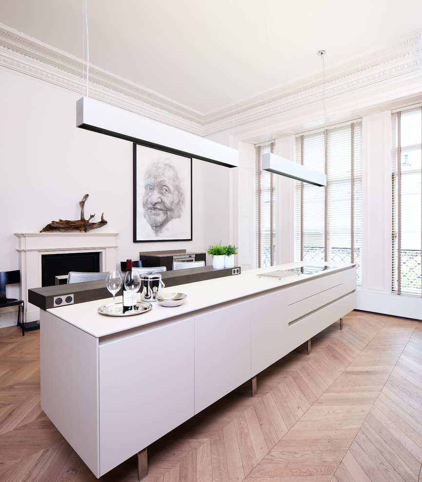 Foto de cocina contemporánea grande con armarios con paneles lisos, puertas de armario blancas, suelo de madera en tonos medios, una isla y cortinas