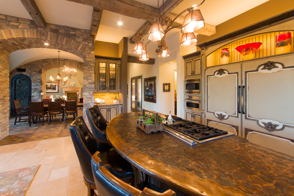 Foto på ett avskilt, mellanstort medelhavsstil linjärt kök, med luckor med profilerade fronter, beige skåp, bänkskiva i akrylsten, beige stänkskydd, stänkskydd i stenkakel, integrerade vitvaror, travertin golv och en köksö