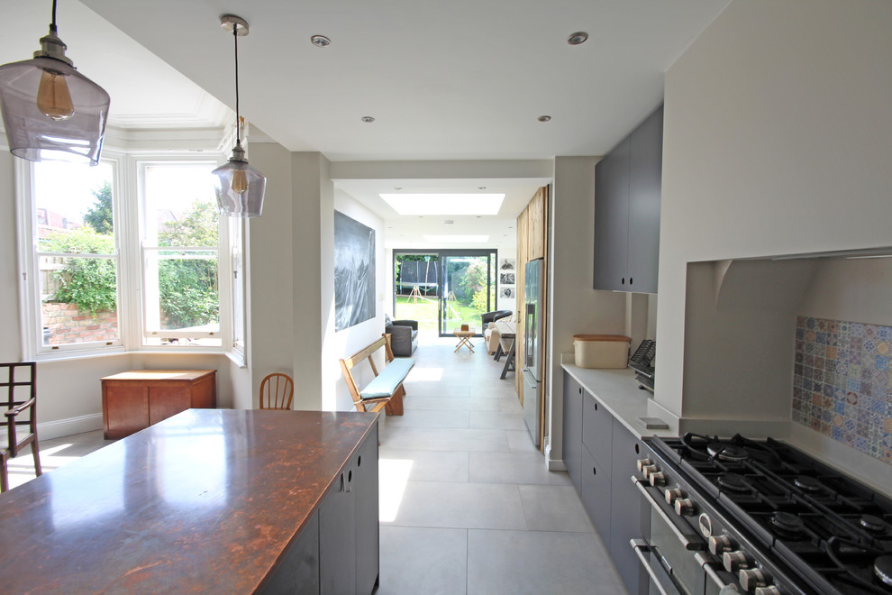 Esempio di una cucina moderna di medie dimensioni con ante lisce, ante grigie, top in rame, pavimento in gres porcellanato, pavimento grigio e top marrone