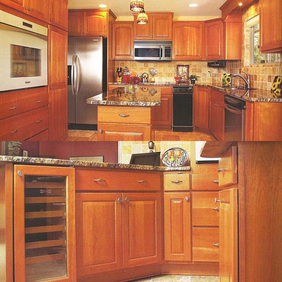Inredning av ett rustikt mellanstort kök, med en undermonterad diskho, luckor med upphöjd panel, beige skåp, granitbänkskiva, vitt stänkskydd, stänkskydd i stenkakel, rostfria vitvaror, marmorgolv och en köksö
