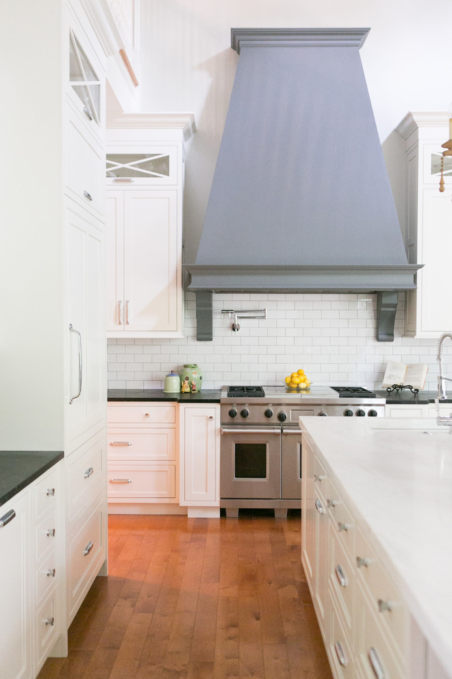 Modelo de cocina actual con salpicadero de azulejos tipo metro