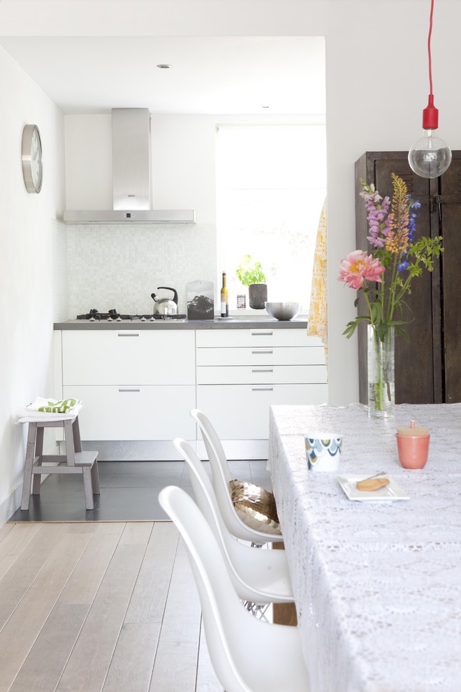 Источник вдохновения для домашнего уюта: серо-белая кухня в стиле модернизм с белым фартуком, фартуком из плитки мозаики, плоскими фасадами и белыми фасадами