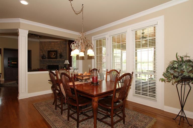 This is an example of a traditional dining room in Cincinnati.