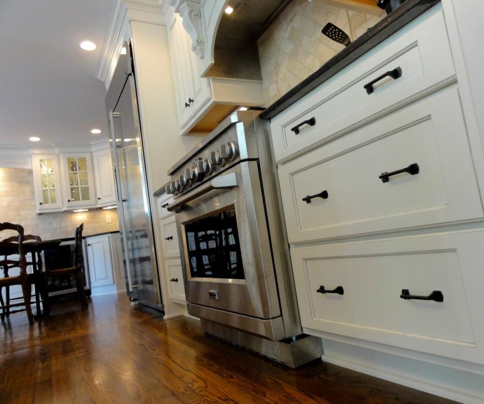 Klassische Wohnküche mit Unterbauwaschbecken, profilierten Schrankfronten, weißen Schränken und Küchengeräten aus Edelstahl in Louisville