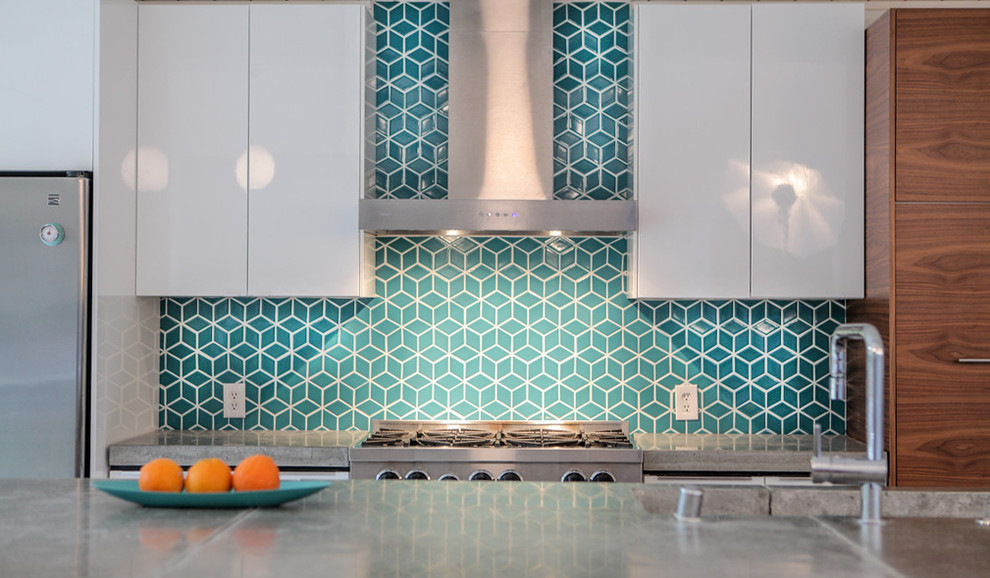 Foto di una cucina minimalista di medie dimensioni con lavello sottopiano, ante lisce, ante in legno scuro, top in cemento e paraspruzzi blu