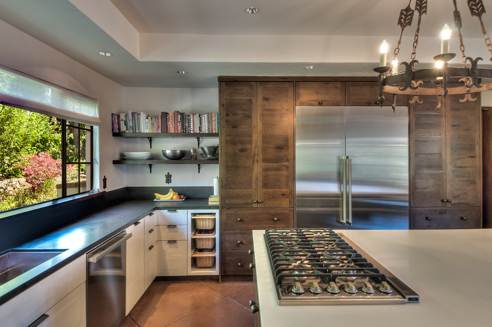Moderne Küche mit Küchengeräten aus Edelstahl und Mauersteinen in San Francisco