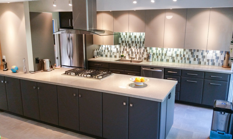 Foto di una cucina minimal di medie dimensioni con lavello a vasca singola, ante lisce, ante nere, elettrodomestici in acciaio inossidabile e paraspruzzi multicolore