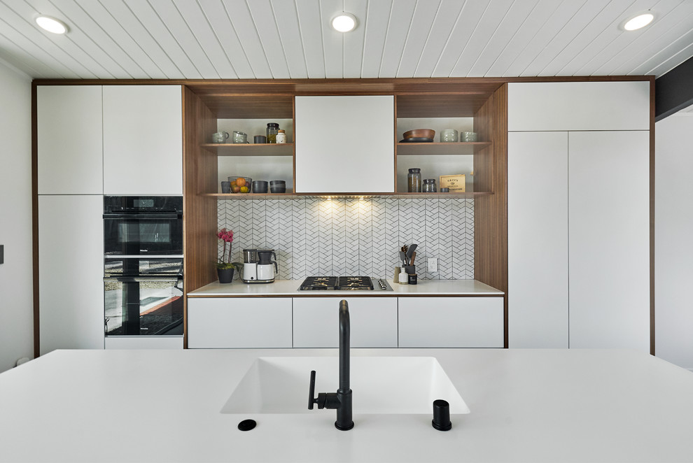 Cette image montre une cuisine design avec un évier intégré et un sol en linoléum.