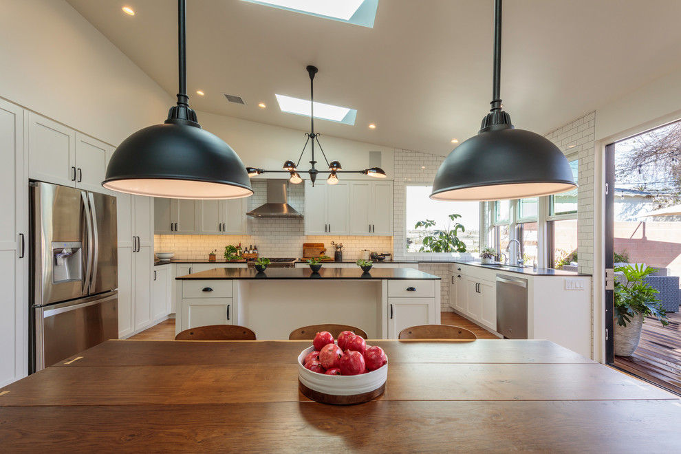 Design ideas for a traditional kitchen in Los Angeles.