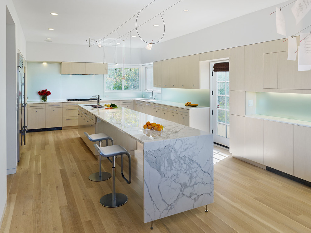 This is an example of a modern kitchen in San Francisco with stainless steel appliances.