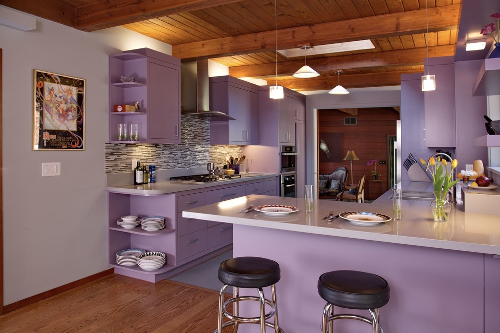 Идея дизайна: параллельная кухня среднего размера в современном стиле с врезной мойкой, разноцветным фартуком, фартуком из стеклянной плитки, техникой из нержавеющей стали, серым полом, плоскими фасадами, фиолетовыми фасадами, столешницей из кварцевого агломерата, полуостровом, фиолетовой столешницей и обеденным столом
