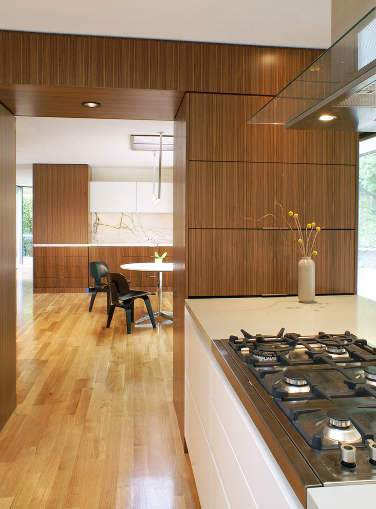 Große Moderne Wohnküche in L-Form mit flächenbündigen Schrankfronten, hellbraunen Holzschränken, Marmor-Arbeitsplatte, hellem Holzboden und Halbinsel in San Francisco