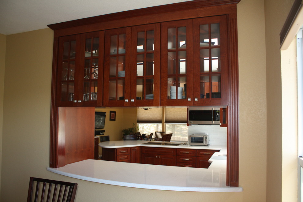 Exempel på ett amerikanskt kök och matrum, med luckor med infälld panel, röda skåp, bänkskiva i kvartsit, vitt stänkskydd, stänkskydd i glaskakel, rostfria vitvaror, ljust trägolv och en halv köksö