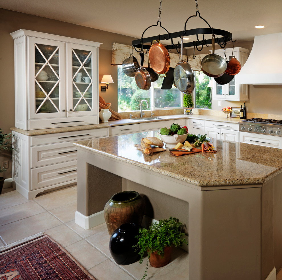 Idéer för ett mellanstort klassiskt kök, med en undermonterad diskho, luckor med upphöjd panel, vita skåp, marmorbänkskiva, beige stänkskydd, stänkskydd i stenkakel, rostfria vitvaror, klinkergolv i porslin och en köksö
