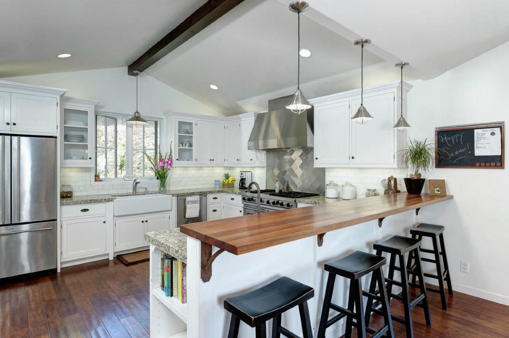 Mediterrane Küche in U-Form mit Schrankfronten im Shaker-Stil, Landhausspüle, Granit-Arbeitsplatte und grauer Arbeitsplatte in Santa Barbara