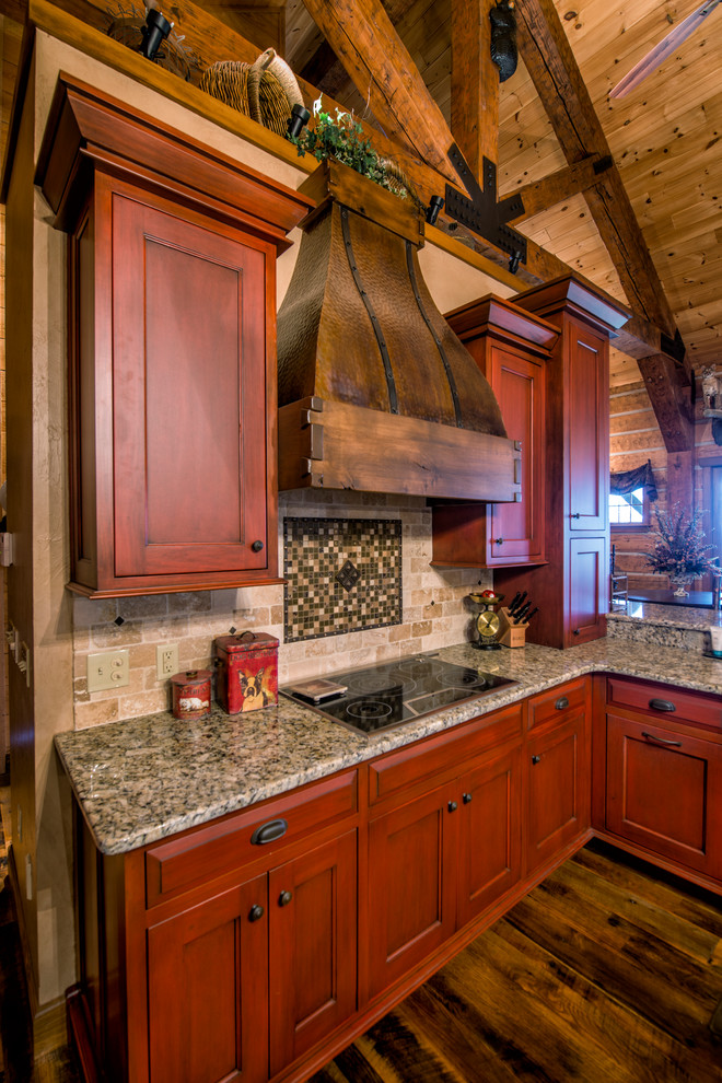 Inredning av ett rustikt mycket stort kök, med en undermonterad diskho, luckor med profilerade fronter, röda skåp, granitbänkskiva, beige stänkskydd, stänkskydd i stenkakel, rostfria vitvaror, mörkt trägolv och flera köksöar