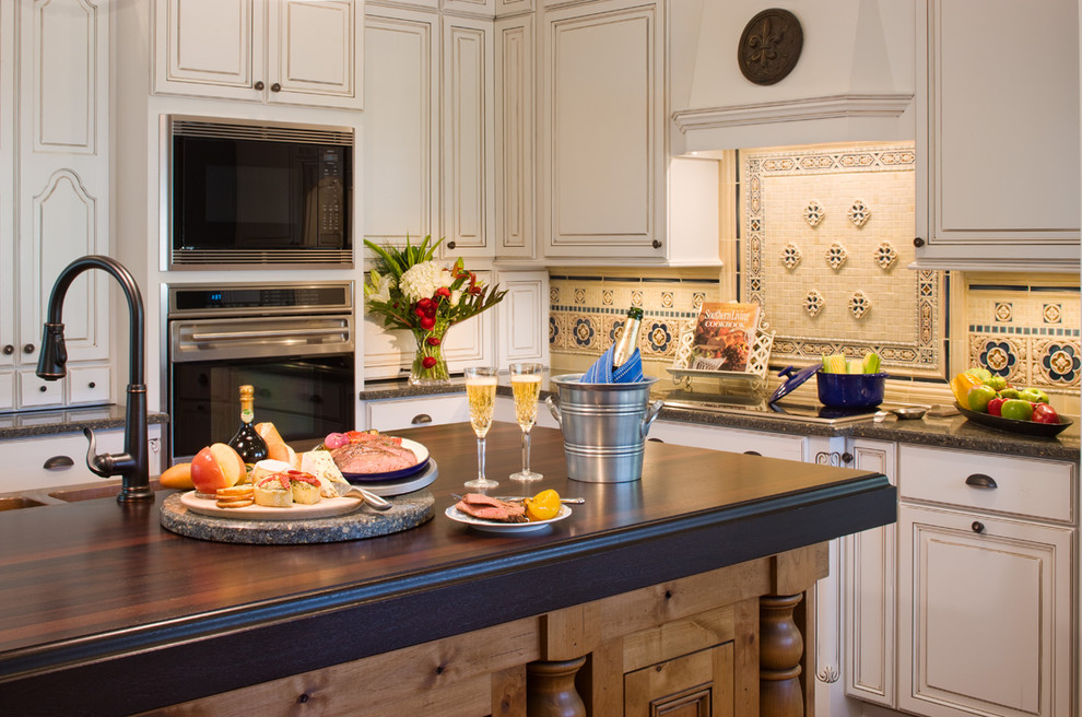 Источник вдохновения для домашнего уюта: кухня в классическом стиле с фасадами с выступающей филенкой, белыми фасадами, деревянной столешницей и разноцветным фартуком