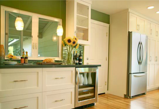 Offene, Mittelgroße Moderne Küche in L-Form mit Schrankfronten im Shaker-Stil, weißen Schränken, Rückwand aus Stäbchenfliesen, hellem Holzboden, Kücheninsel und beigem Boden in Portland