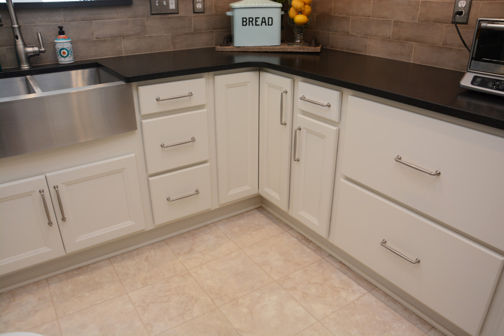 Eldersburg, MD Kitchen Black & White Quartz Countertops Traditional