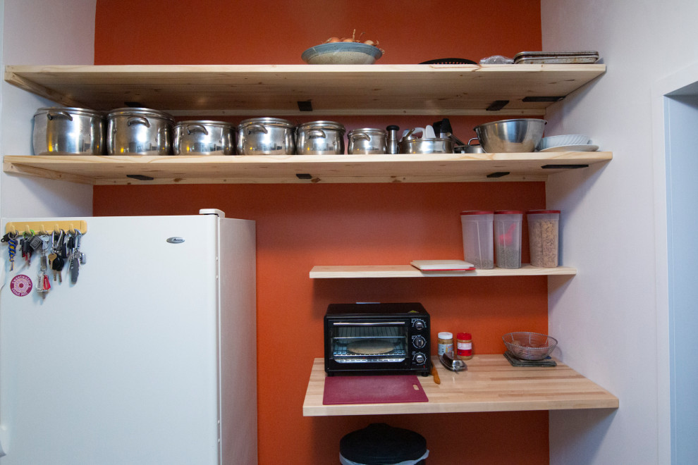 Foto di una cucina minimalista di medie dimensioni con ante a filo, ante grigie, top in quarzo composito, nessuna isola e top bianco